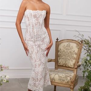 V Chapman Capulet Dress in White Chantilly Lace